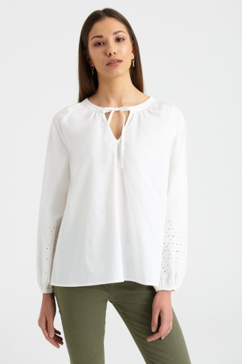 Biała bluzka z ozdobnymi haftami na rękawach