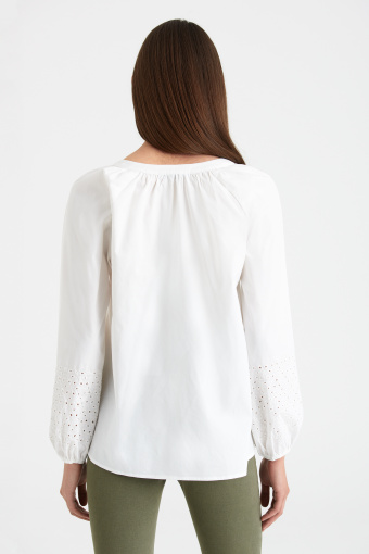 Biała bluzka z ozdobnymi haftami na rękawach
