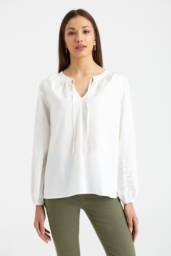 Biała bluzka z ozdobnymi haftami na rękawach