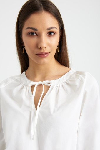 Biała bluzka z ozdobnymi haftami na rękawach