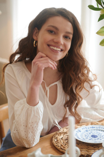 Biała bluzka z ozdobnymi haftami na rękawach