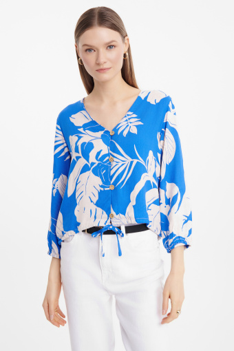 Stylowa niebieska bluzka w kwiaty