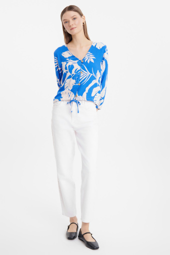 Stylowa niebieska bluzka w kwiaty