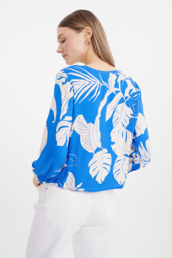 Stylowa niebieska bluzka w kwiaty