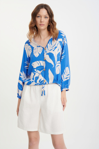 Stylowa niebieska bluzka w kwiaty