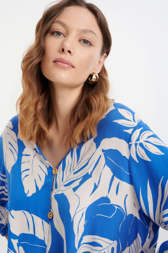 Stylowa niebieska bluzka w kwiaty