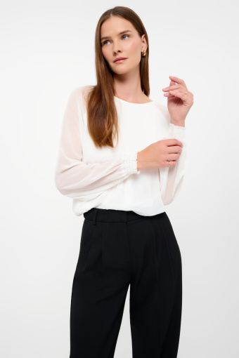 Elegancka biała bluzka z szyfonowym rękawem