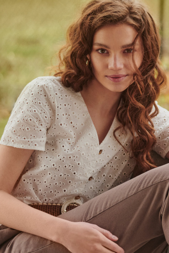 Bawełniana, haftowana bluzka w białym kolorze