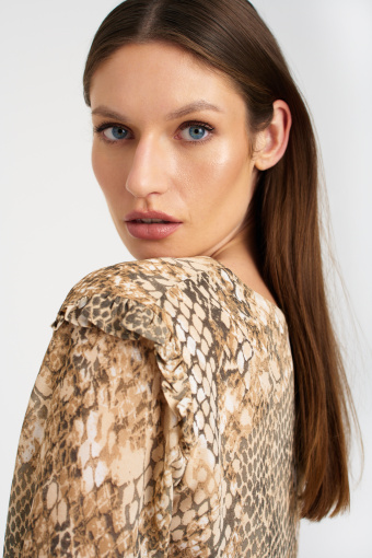 Elegancka, beżowa bluzka z nadrukiem z motywem skóry węża