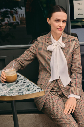Elegancka, biała bluzka z efektownym wiązaniem Elegancka, biała bluzka z efektownym wiązaniem