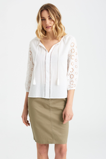 Stylowa, biała bluzka z ażurowymi rękawami