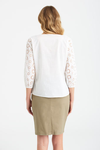 Stylowa, biała bluzka z ażurowymi rękawami