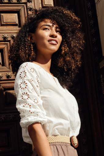 Stylowa, biała bluzka z ażurowymi rękawami