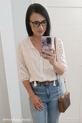 Stylowa, biała bluzka z ażurowymi rękawami