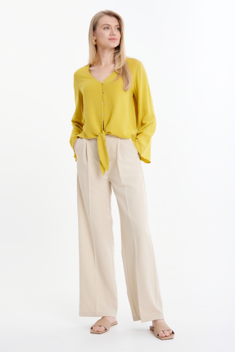 Stylowa bluzka z rozszerzanymi rękawami