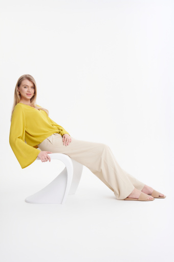 Stylowa bluzka z rozszerzanymi rękawami