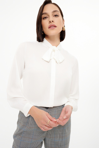 Elegancka biała bluzka z wiązaniem