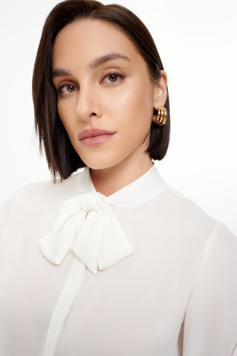 Elegancka biała bluzka z wiązaniem