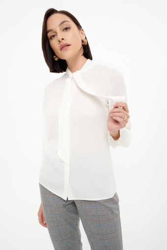 Elegancka biała bluzka z wiązaniem