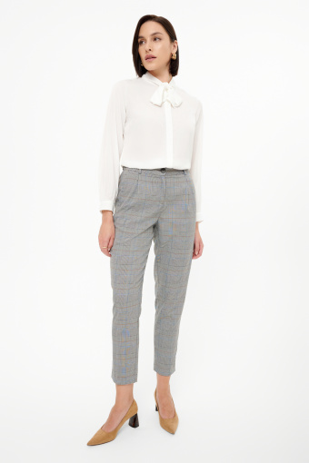 Elegancka biała bluzka z wiązaniem