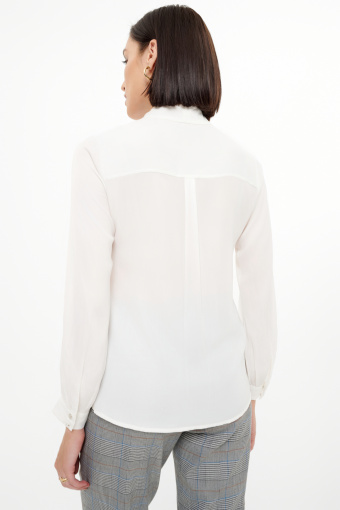 Elegancka biała bluzka z wiązaniem