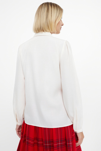 Elegancka biała bluzka z wiązaniem