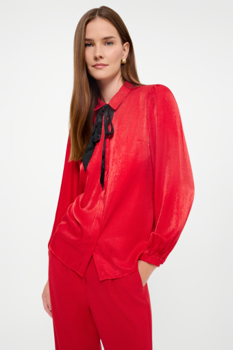 Efektowna czerwona koszula z czarnym wiązaniem