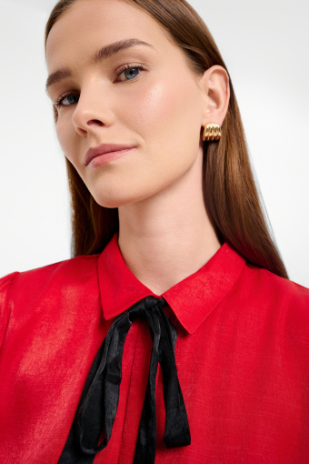 Efektowna czerwona koszula z czarnym wiązaniem