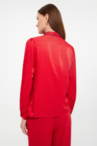 Efektowna czerwona koszula z czarnym wiązaniem