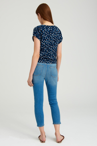 Granatowa bluzka z wiązaniem u dołu, nadruk w kwiaty