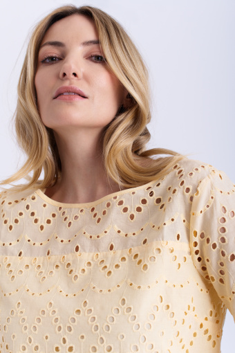 Ażurowa bluzka z rozszerzanymi rękawami