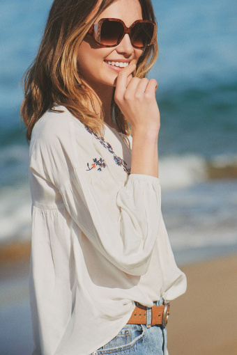 Biała bluzka z kolorowym haftem Biała bluzka z kolorowym haftem