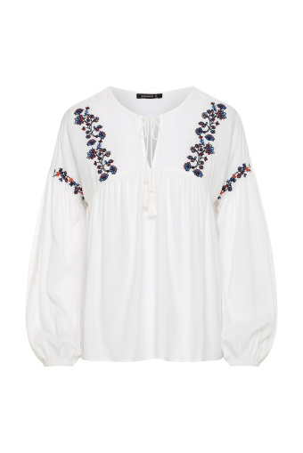 Biała bluzka z kolorowym haftem Biała bluzka z kolorowym haftem