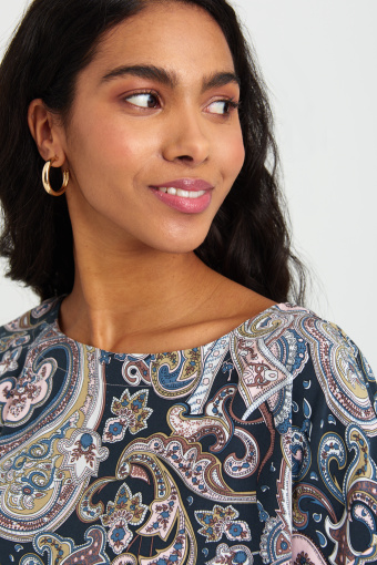 Bluzka z wiązaniem u dołu i nadrukiem typu paisley