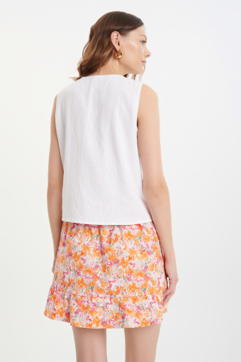 Uniwersalna biała bluzka z wiazaniem u dołu 