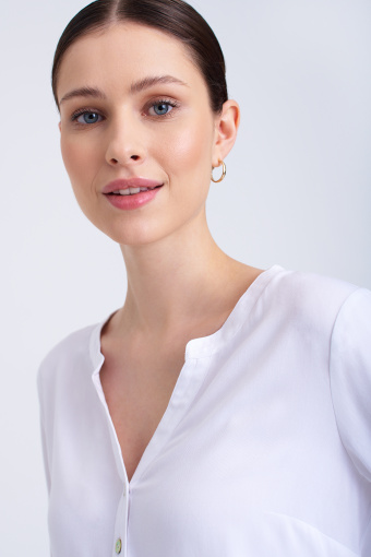 Biała, prosta bluzka z dekoltem typu henley Biała, prosta bluzka z dekoltem typu henley