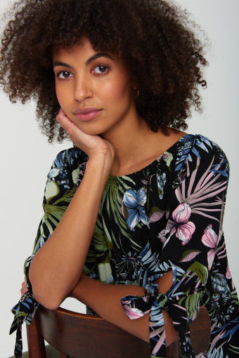 Czarna bluzka z nadrukiem i wiązaniami przy rękawach