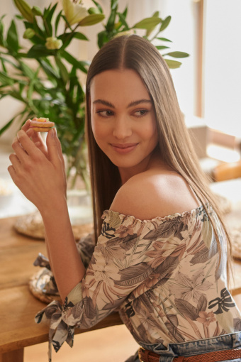 Biała bluzka z wiskozy, nadruk w kwiaty