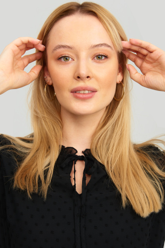 Czarna bluzka z dekoracyjną riuszką