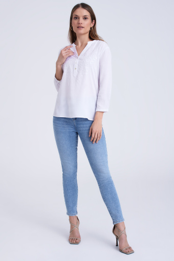 Bluzka z kwiatowym haftem