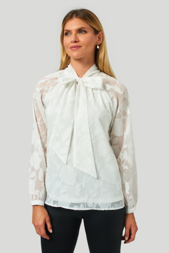 Elegancka, biała bluzka z ozdobnym wiązaniem przy dekolcie