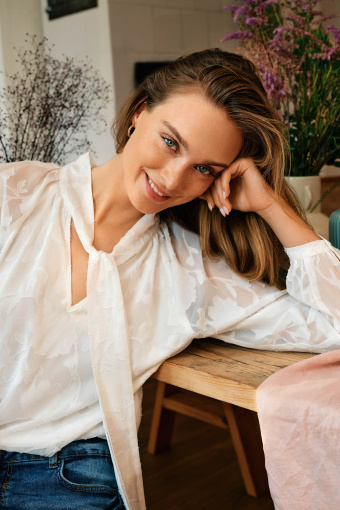 Elegancka, biała bluzka z ozdobnym wiązaniem przy dekolcie