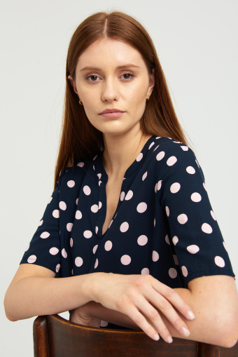 Bluzka z dekoltem V, nadruk w kropki Bluzka z dekoltem V, nadruk w kropki