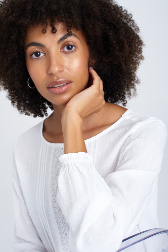 Biała bluzka z ozdobnymi plisami