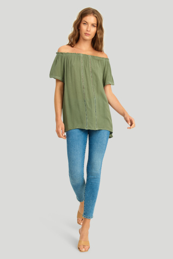 Wiskozowa bluzka z dekoltem typu carmen