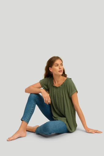 Wiskozowa bluzka z dekoltem typu carmen