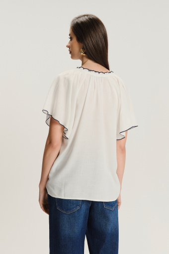 Biała bluzka z ozdobnym haftem