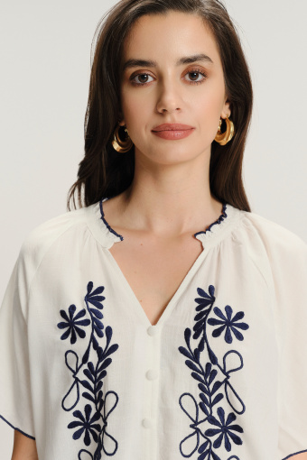 Biała bluzka z ozdobnym haftem