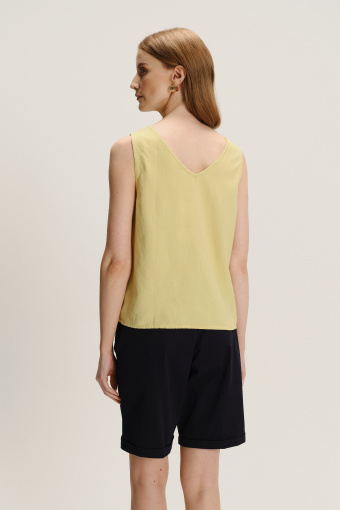 Bluzka w zielonym kolorze z dekoltem w serek 