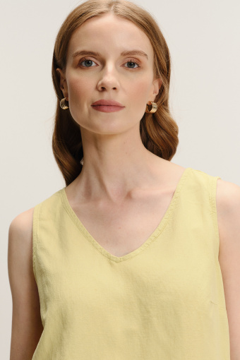 Bluzka w zielonym kolorze z dekoltem w serek 